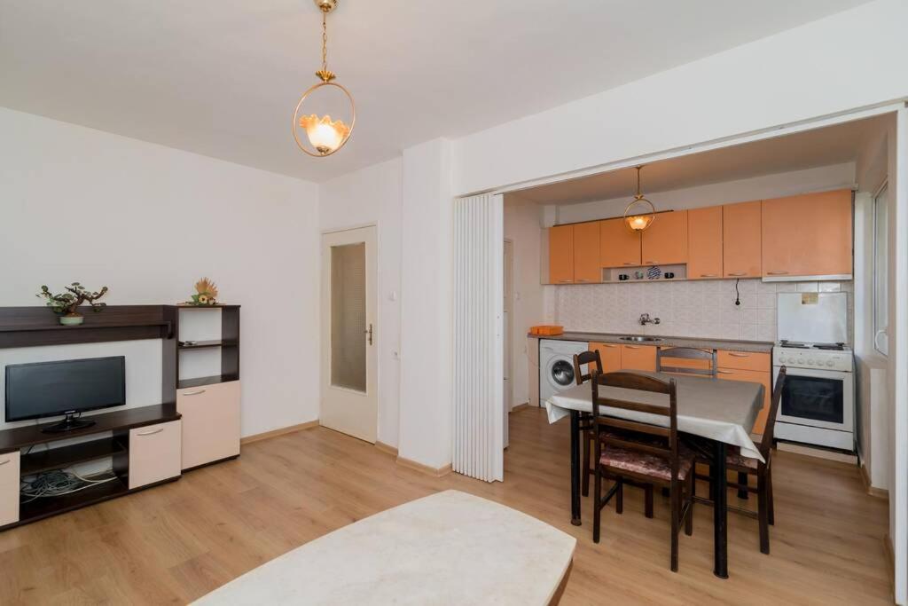 2 Bedroom Near The Opera *